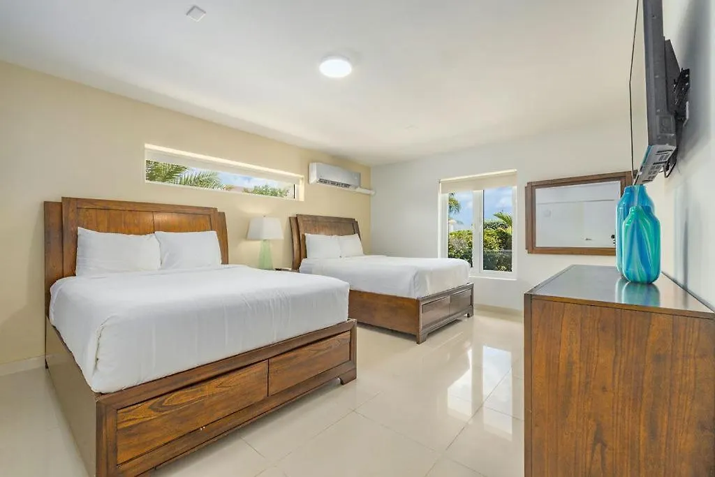 Koyari Modern Condos 9BR 7BA Sleeps 26 w/ Pool&Roof Deck Palm Beach Villa