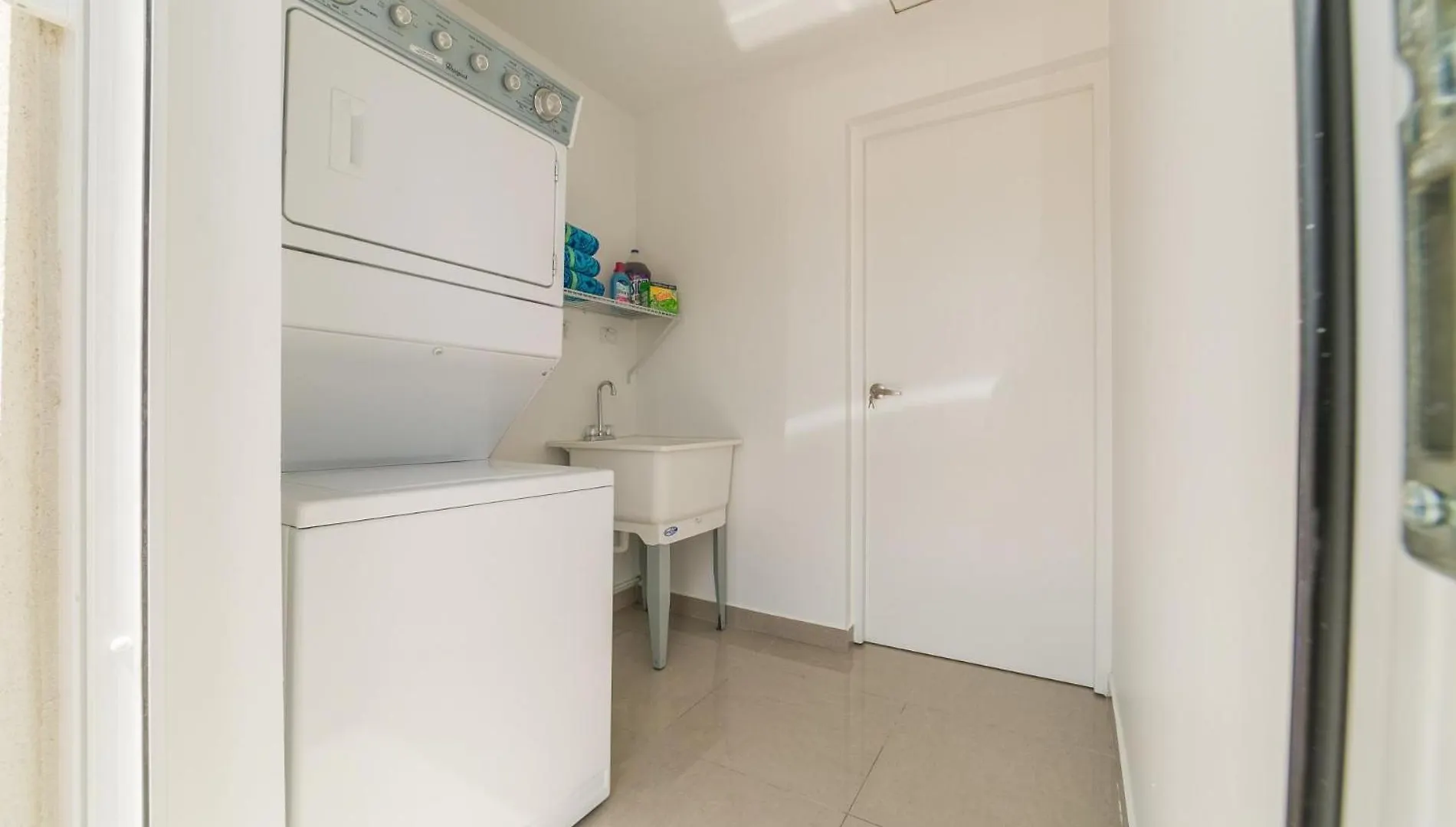 Koyari Modern Condos 9BR 7BA Sleeps 26 w/ Pool&Roof Deck Palm Beach 0*,