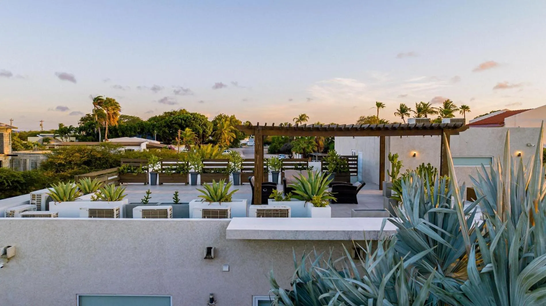 Villa Koyari Modern Condos 9BR 7BA Sleeps 26 w/ Pool&Roof Deck Palm Beach
