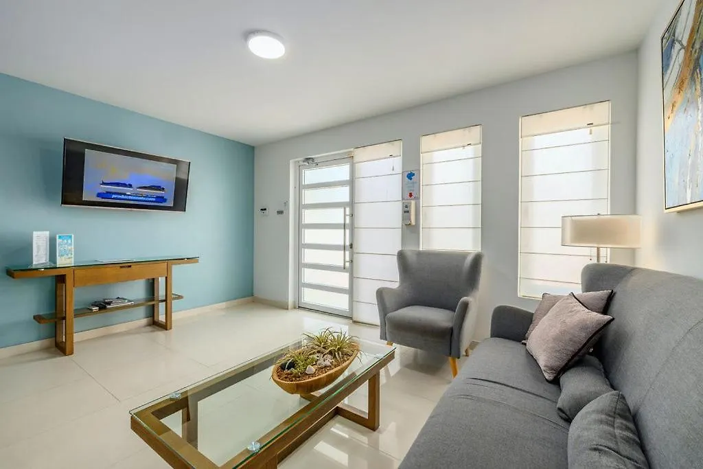 Koyari Modern Condos 9BR 7BA Sleeps 26 w/ Pool&Roof Deck Palm Beach Villa