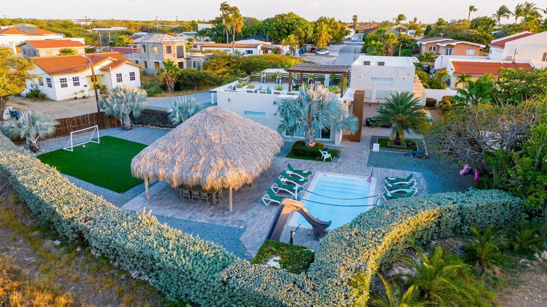 Koyari Modern Condos 9BR 7BA Sleeps 26 w/ Pool&Roof Deck Palm Beach Villa