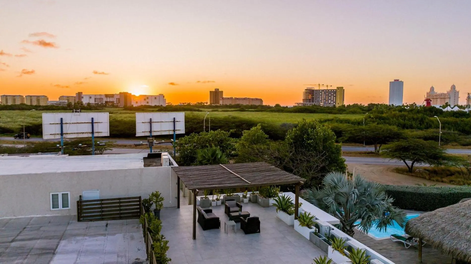 Koyari Modern Condos 9Br 7Ba Sleeps 26 W/ Pool And Roof Deck Palm Beach 0*,  Aruba