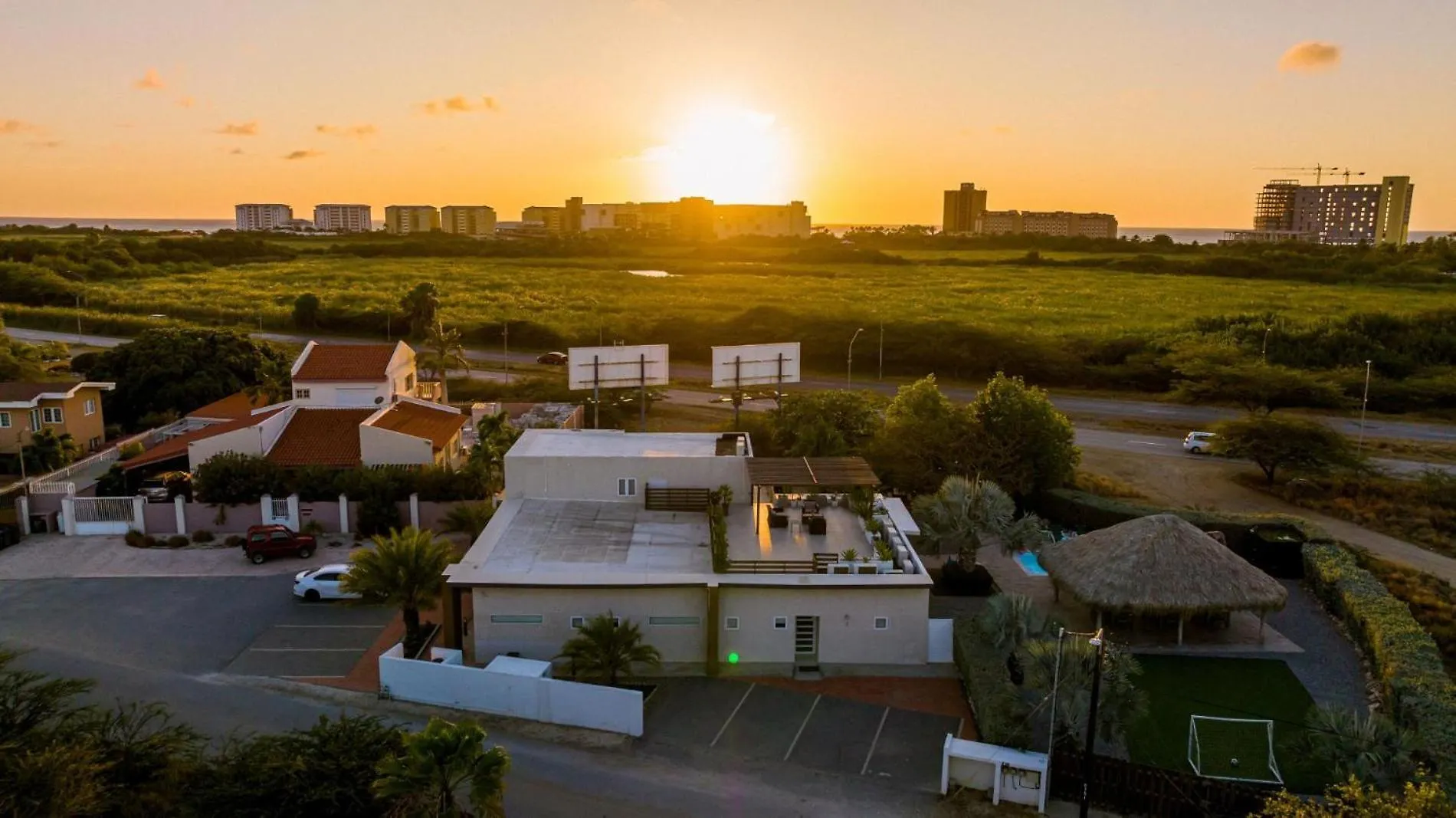 Koyari Modern Condos 9Br 7Ba Sleeps 26 W/ Pool And Roof Deck Palm Beach Villa