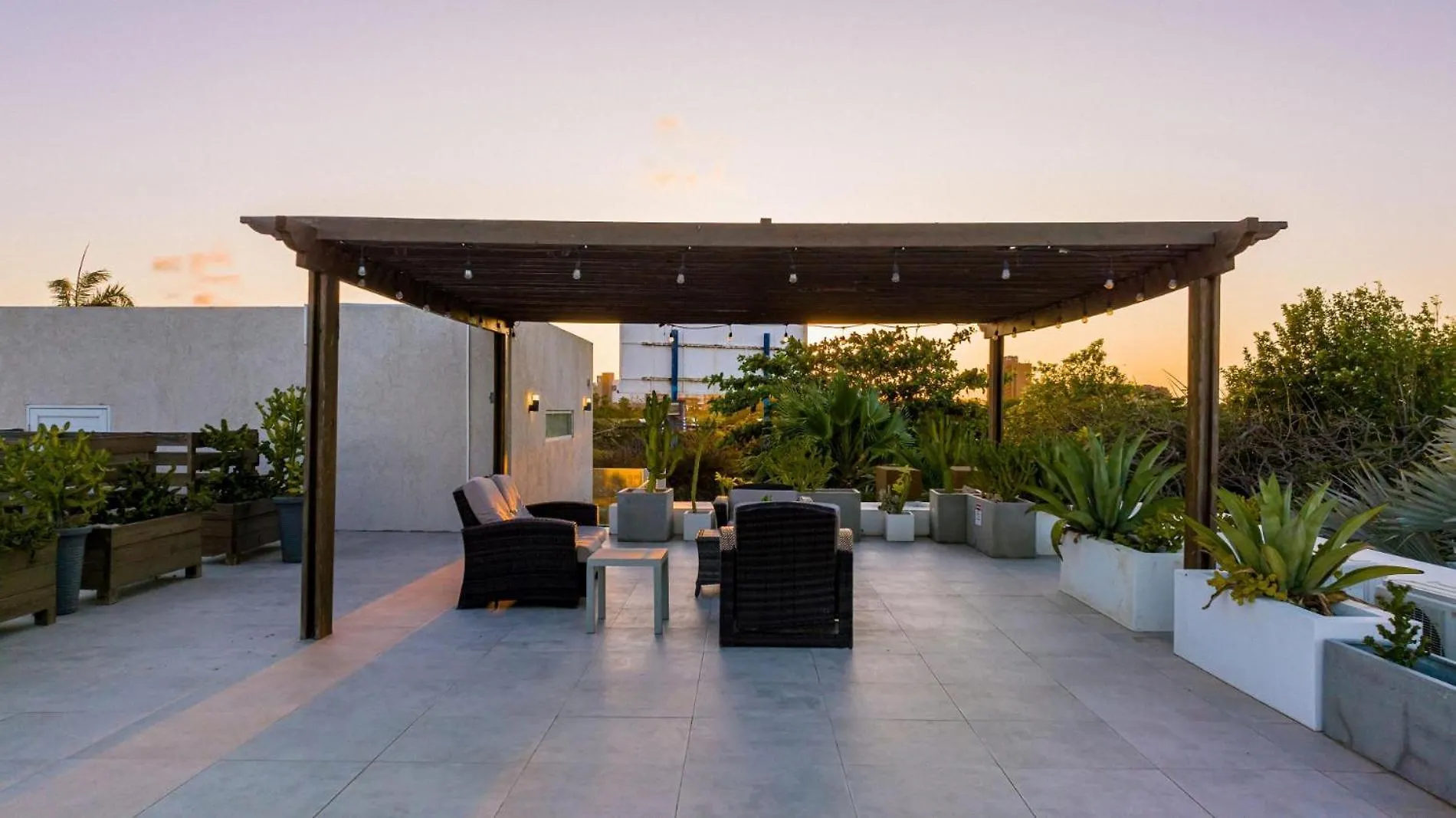 Koyari Modern Condos 9Br 7Ba Sleeps 26 W/ Pool And Roof Deck Palm Beach
